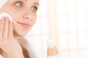 Pflege der jungen Haut: Pflegeprodukte und Make-up