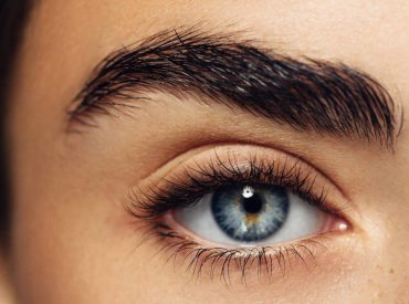 Haben Sie es satt, Ihre Augenbrauen, die dünn sind und unästhetische Lücken haben, ständig zu schminken? Suchen Sie nach einem Produkt, das Ihnen jeden Tag schöne, dichte Augenbrauen sichert? Sie brauchen wahrscheinlich ein wirksames Augenbrauenserum, das Ihre Härchen mit Feuchtigkeit versorgt und ihnen notwendige Nährstoffe liefert! Lernen Sie unser Ranking der wirksamen Augenbrauenseren mit einer […]