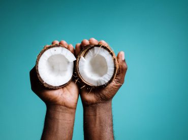 Das natürliche Kokosöl ist ein universelles Kosmetikprodukt. Es pflegt auf beste Art und Weise unsere Haut, Haare, Nägel und sogar Lippen. Im Gegensatz zu anderen Kosmetikprodukten können wir es auch essen! Kokosöl gibt uns wirklich viele Möglichkeiten. Wie sollte es also verwendet werden? Kokosöl war in den Vereinigten Staaten sehr beliebt, aber es erfreut sich […]