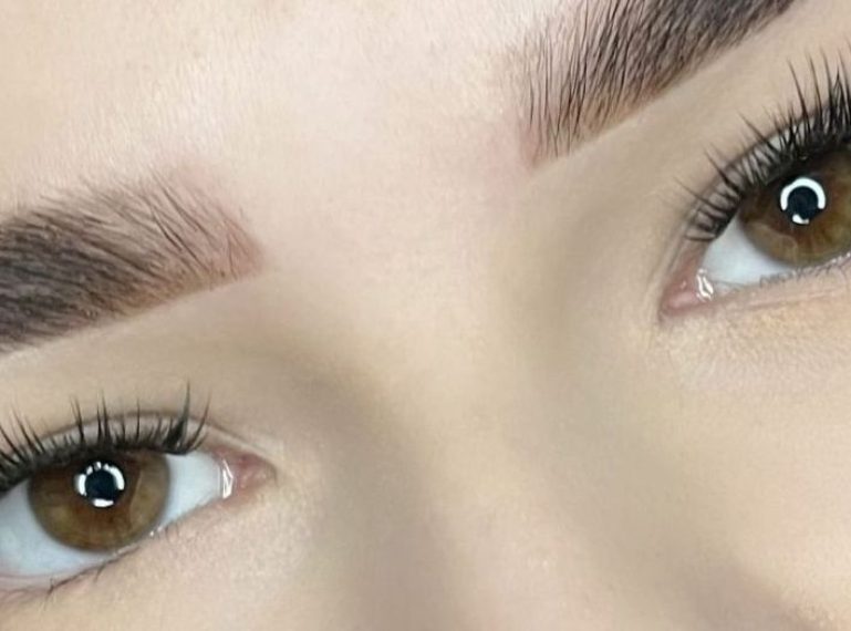 Wimpern wie aus dem Salon? Schau dir unseren Leitfaden an. Die besten Sets für Wimpernverlängerungen zu Hause