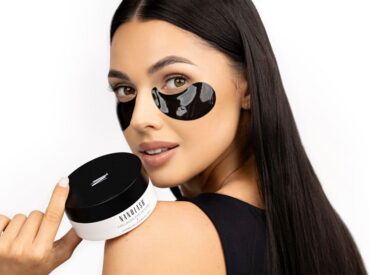 Es gab eine Zeit, in der Augenpads ein Luxus waren, der ausschließlich Profis vorbehalten war – verwendet von Make-up-Artists hinter der Bühne oder Schauspielerinnen vor dem roten Teppich. Heute sind diese kleinen, aber wirkungsvollen Pflegehelden ein fester Bestandteil von Beautyroutinen auf der ganzen Welt. Was einst als koreanische Innovation begann, hat sich zu einem unverzichtbaren […]